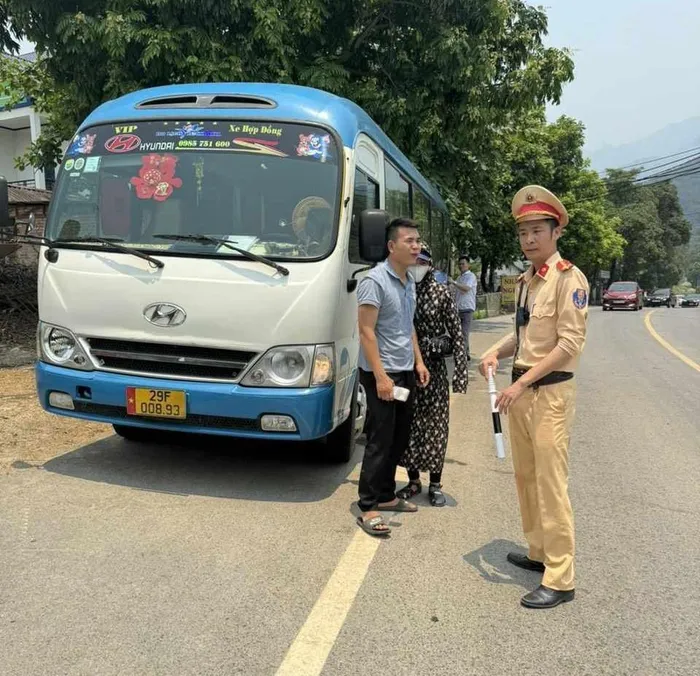 Tổ tuần tra của đội CSGT Vĩnh Phúc phát hiện sự cố của xe chở khách