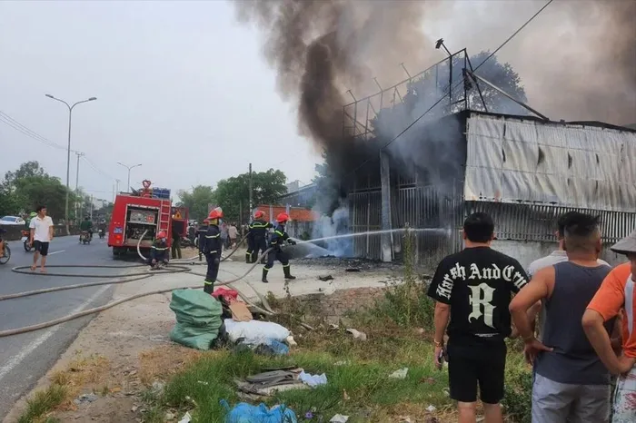  Tám người thoát khỏi đám cháy trước khi ngọn lửa bao trùm cả cửa hàng nội thất ô tô Quang Bình. Ảnh: TN 