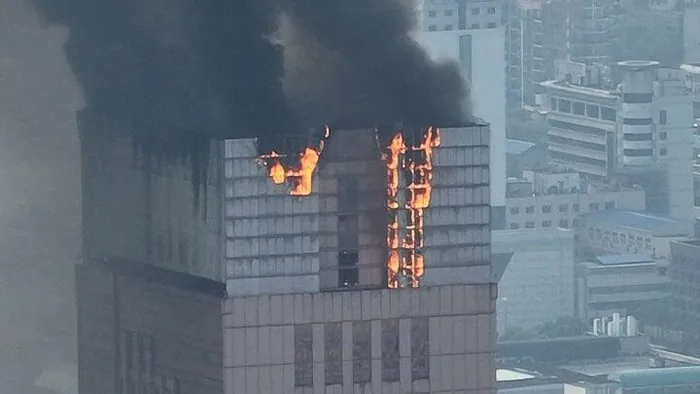 Nếu xảy ra hỏa hoạn ở tòa nhà cao tầng, nên chạy lên trên hay chạy xuống? (Ảnh: CNN)